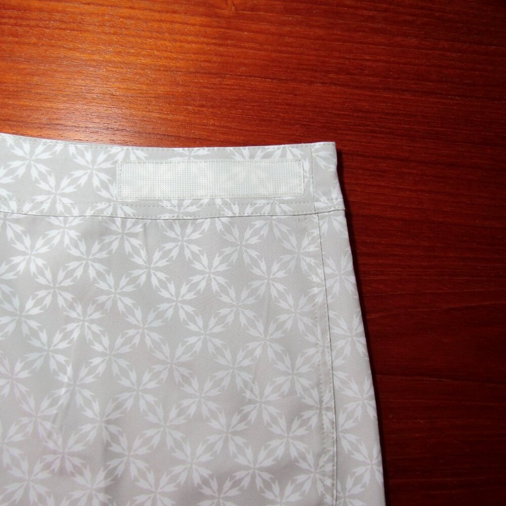 RipSkirt Hawaii Skirt Size XL Beige White Geometric Floral 19.5 In Length 2 Wrap - Picture 5 of 9
